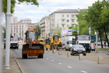 MINSK, BELARUS - 1 EKİM, 2020: Şehirdeki tramvay raylarını tamir eden yol işçileri