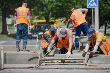 MINSK, BELARUS - 1 EKİM, 2020: Şehirdeki tramvay raylarını tamir eden yol işçileri