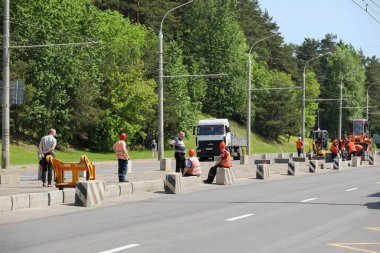 MINSK, BELARUS - 1 EKİM, 2020: Şehirdeki tramvay raylarını tamir eden yol işçileri