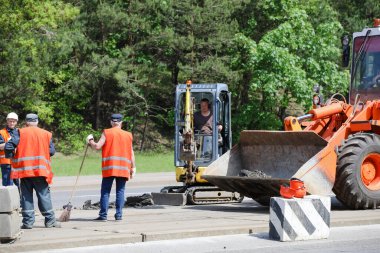 MINSK, BELARUS - 1 EKİM, 2020: Şehirdeki tramvay raylarını tamir eden yol işçileri