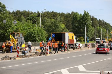 MINSK, BELARUS - 1 EKİM, 2020: Şehirdeki tramvay raylarını tamir eden yol işçileri