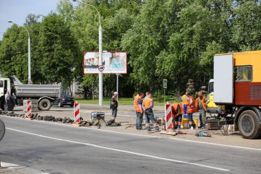 MINSK, BELARUS - 1 EKİM, 2020: Şehirdeki tramvay raylarını tamir eden yol işçileri