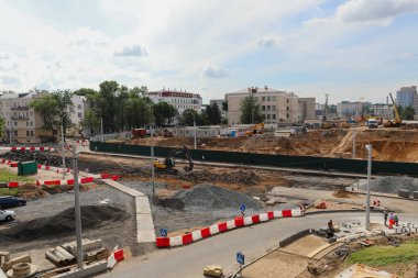 MINSK, BELARUS - 1 EKİM, 2020: yol işçileri kentteki bir yolu onarıyor