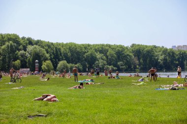 MINSK, BELARUS - 1 EKİM, 2020: Şehir merkezindeki göl kıyısında sıcak yaz mevsiminde