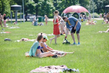 MINSK, BELARUS - 1 EKİM, 2020: Şehir merkezindeki göl kıyısında sıcak yaz mevsiminde