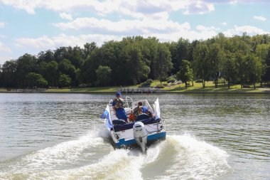 MINSK, BELARUS - 1 EKİM, 2020: bir kurtarıcı boğulan bir insanı sudan kurtarır