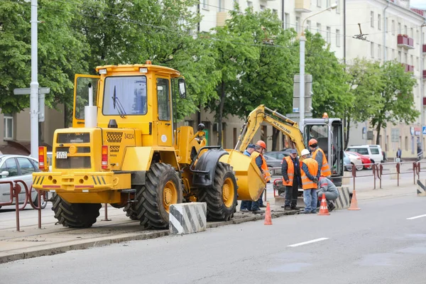 Minsk Belarus Październik 2020 Robotnicy Drogowi Naprawiają Tory Tramwajowe Mieście — Zdjęcie stockowe