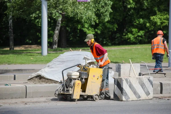 Minsk Belarus Październik 2020 Robotnicy Drogowi Naprawiają Tory Tramwajowe Mieście — Zdjęcie stockowe