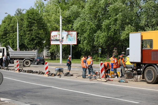 Minsk Belarus Październik 2020 Robotnicy Drogowi Naprawiają Tory Tramwajowe Mieście — Zdjęcie stockowe