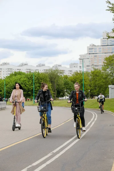 Minsk Belarus Outubro 2020 Duas Meninas Andam Compartilhando Bicicletas Compartilhando — Fotografia de Stock