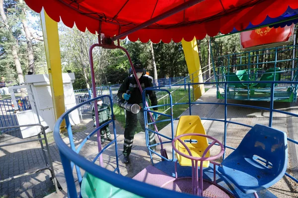 Minsk Belarus Outubro 2020 Trabalhadores Desinfectam Atrações Parque Infantil Contra — Fotografia de Stock