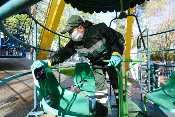 Minsk Belarus Outubro 2020 Trabalhadores Desinfectam Atrações Parque Infantil Contra — Fotografia de Stock