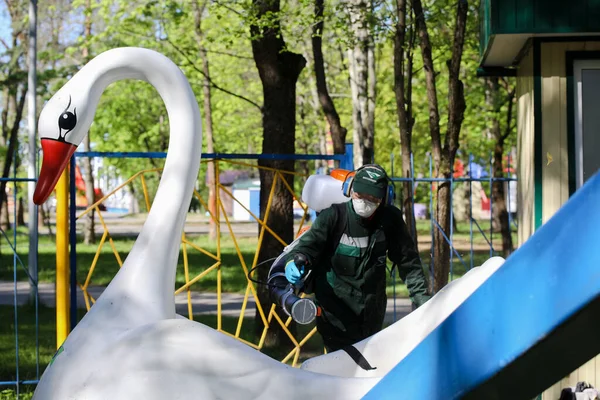 Minsk Belarus 2020 Október Dolgozók Fertőtlenítik Gyermekpark Látványosságait Koronavírus Ellen — Stock Fotó