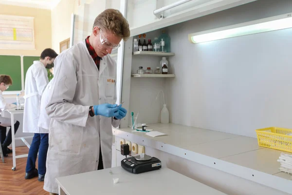 Minsk Belarus October 2020 Young Chemists Laboratory Chemistry Olympiad Schoolchildren — Stock Photo, Image