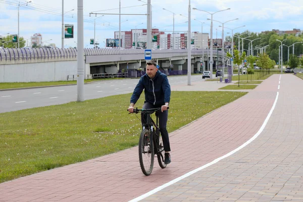 Minsk Belarus Outubro 2020 Homem Monta Uma Bicicleta Uma Ciclovia — Fotografia de Stock