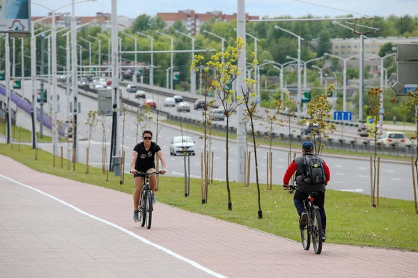 Minsk Belarus Outubro 2020 Homem Monta Uma Bicicleta Uma Ciclovia — Fotografia de Stock