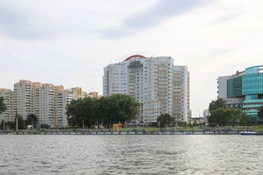 MINSK, BELARUS - 9 AĞUSTOS, 2020: Şehir merkezi Svisloch Nehri manzaralı