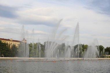 MINSK, BELARUS - 9 AĞUSTOS, 2020: Şehir merkezi Svisloch Nehri manzaralı