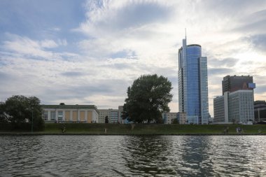MINSK, BELARUS - 9 AĞUSTOS, 2020: Şehir merkezi Svisloch Nehri manzaralı