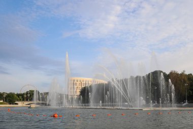 MINSK, BELARUS - 9 AĞUSTOS, 2020: Şehir merkezi Svisloch Nehri manzaralı