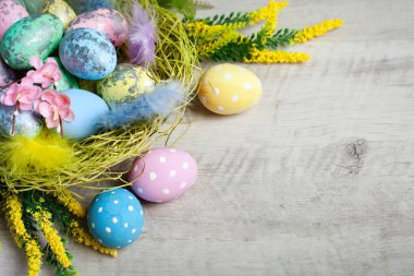 Mutlu Paskalyalar. Paskalya arkaplanını tebrik ederim. Paskalya yumurtaları ve çiçekler. Kopyalamak için alanı olan bir arka plan. Seçici odak.