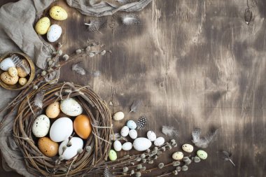 Paskalya arkaplanını tebrik ederim. Paskalya yumurtaları ve çiçekler. Seçici odaklanma. Üst Manzara. Kopyalama alanı olan arkaplan.
