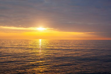 Sonsuz ufku olan inanılmaz sahil günbatımı. Yatay olarak. Seçici odak.