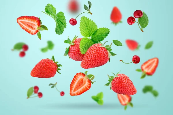 Aardbeien en kersenbessen zweven op een blauwe achtergrond. Horizontaal. Selectieve focus. Aardbeien achtergrond. — Stockfoto