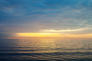 Sonsuz ufku olan inanılmaz sahil günbatımı. Yatay olarak. Seçici odak.