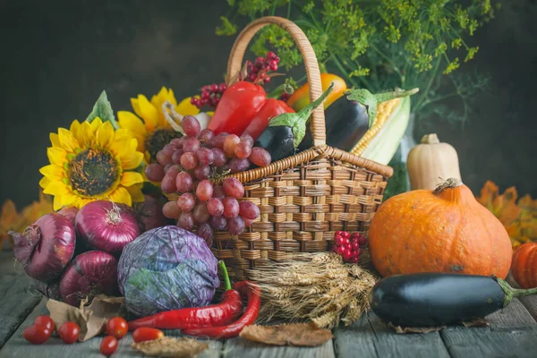 De tafel, versierd met groenten en fruit. Oogstfeest, fijne Thanksgiving. Herfst achtergrond. Selectieve focus. — Stockfoto