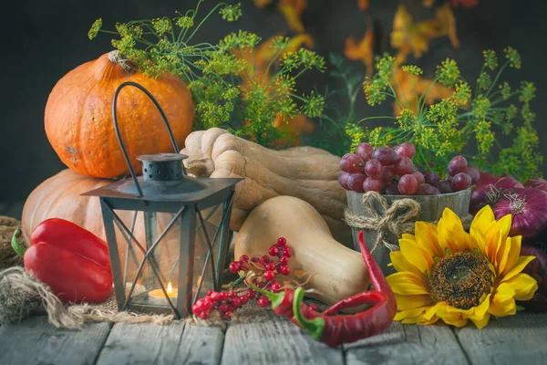 De tafel, versierd met groenten en fruit. Oogstfeest, fijne Thanksgiving. Herfst achtergrond. Selectieve focus. — Stockfoto