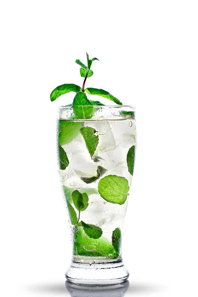 Ett glas med en mojito på vit bakgrund. Kall isdryck. — Stockfoto