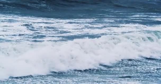 Tempo ventoso grandi onde del mare tempestose. Rallentatore. Onde oceaniche durante una tempesta. — Video Stock