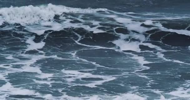 Вітряна погода великі штормові морські хвилі. Повільний рух. Океанські хвилі під час бурі. — стокове відео