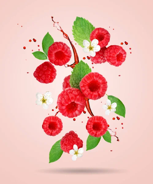 Малиновые ягоды левитируют на розовом фоне. Выборочный фокус. Малиновый фон. — стоковое фото