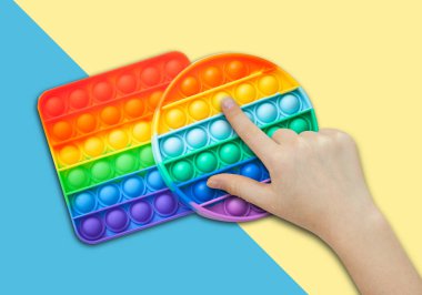 Silikon oyuncak bir gencin ellerinde anti-stres. Stres önleyici renkli oyuncak. Yeni moda. Renkli stres önleyici oyuncaklar. Kıpırdayın. Kıpırdayın..