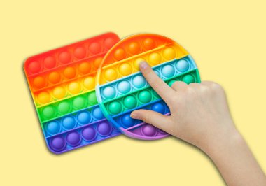 Silikon oyuncak bir gencin ellerinde anti-stres. Stres önleyici renkli oyuncak. Yeni moda. Renkli stres önleyici oyuncaklar. Kıpırdayın. Kıpırdayın..