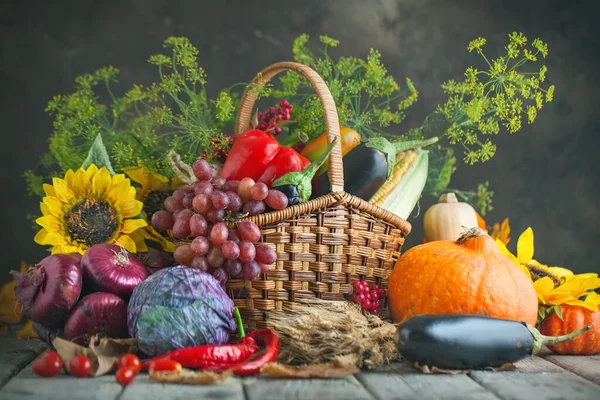 De tafel, versierd met groenten, pompoenen en fruit. Oogstfeest, fijne Thanksgiving. Herfst achtergrond. Selectieve focus. Horizontaal. — Stockfoto