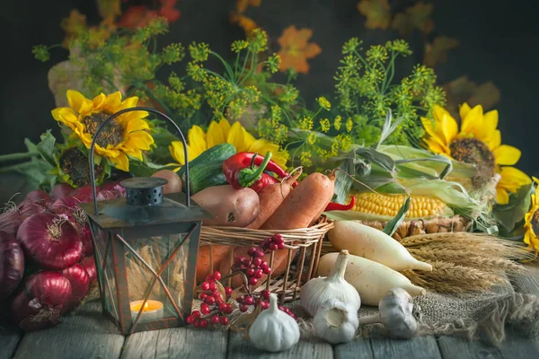 Стіл, прикрашений овочами та фруктами. Фестиваль жнив, З Днем подяки. Походження осені. Вибіркове зосередження. — стокове фото