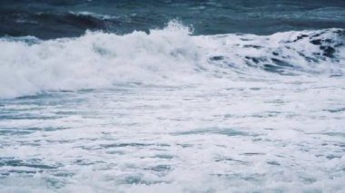 Rüzgarlı büyük fırtınalı deniz dalgaları. Ağır çekim. Fırtına Sırasındaki Okyanus Dalgaları. Güçlü Deniz Tropikal Kasırgası. Küresel Isınma. Yavaş Hareket.