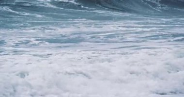 Rüzgarlı büyük fırtınalı deniz dalgaları. Ağır çekim. Fırtına Sırasındaki Okyanus Dalgaları.