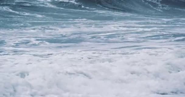 Winderig weer grote stormachtige zee golven. Slow Motion. Ocean Waves tijdens een storm. — Stockvideo