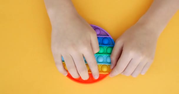 Παιδί παίζει μοντέρνο δημοφιλές επιτραπέζιο παιχνίδι αντι-στρες παιχνίδι ποπ αυτό. Multi-χρωματιστά δημοφιλή σιλικόνη αντι-στρες παιχνίδι ποπ αυτό. — Αρχείο Βίντεο