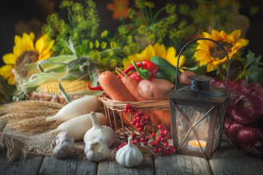 Sebze ve meyvelerle süslenmiş bir masa. Hasat Festivali, Mutlu Şükran Günleri. Sonbahar arkaplanı. Seçici odak.