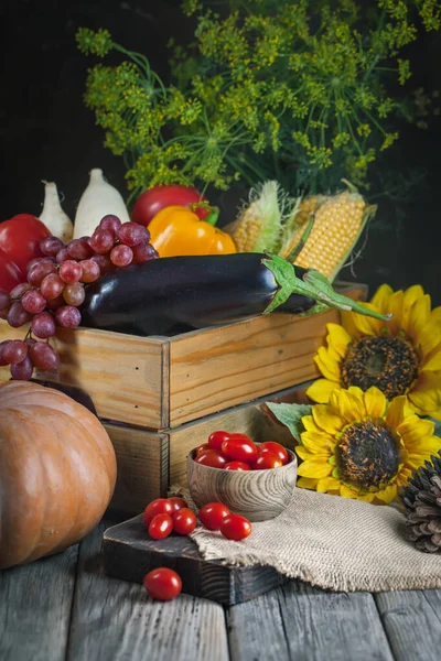 De tafel, versierd met groenten, pompoenen en fruit. Oogstfeest, fijne Thanksgiving. Herfst achtergrond. Selectieve focus. Verticaal. — Stockfoto