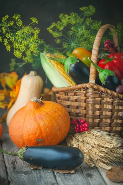 Το τραπέζι, διακοσμημένο με λαχανικά, κολοκύθες και φρούτα. Γιορτή Συγκομιδής, Χρόνια Πολλά. Φθινόπωρο φόντο. Επιλεκτική εστίαση. Κάθετη. — Φωτογραφία Αρχείου
