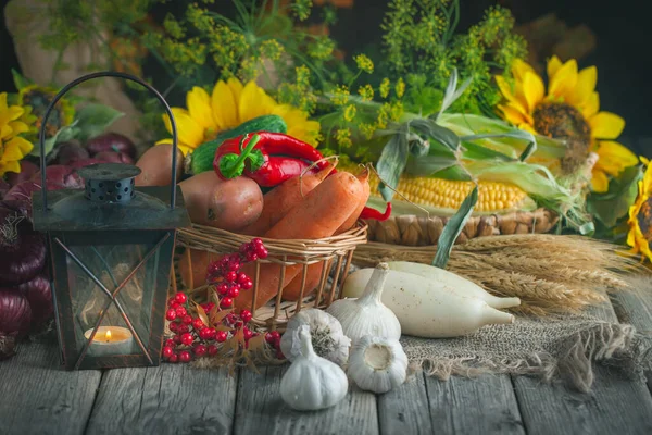 De tafel, versierd met groenten en fruit. Oogstfeest, fijne Thanksgiving. Herfst achtergrond. Selectieve focus. — Stockfoto