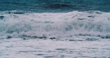 Rüzgarlı büyük fırtınalı deniz dalgaları. Ağır çekim. Fırtına Sırasındaki Okyanus Dalgaları.