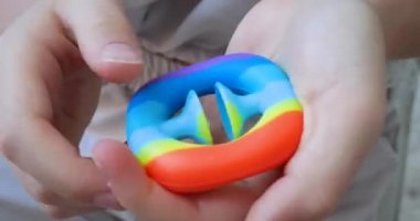 Kıpır kıpır oyuncak anti-stres oyuncağı patlat, baloncuklar patlat, el ve parmak hareketlerinin gelişimi. Çocuklar için eğitici bir oyun. Esnek dokunmatik oyuncak kıpırtısı.