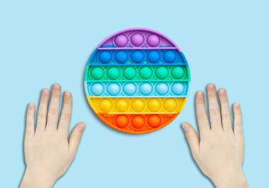 Silikon oyuncak anti-stres popit. Yeni moda. Rengarenk stres önleyici oyuncak hareketini yap. Kopyalama alanı ile düz uzandı.